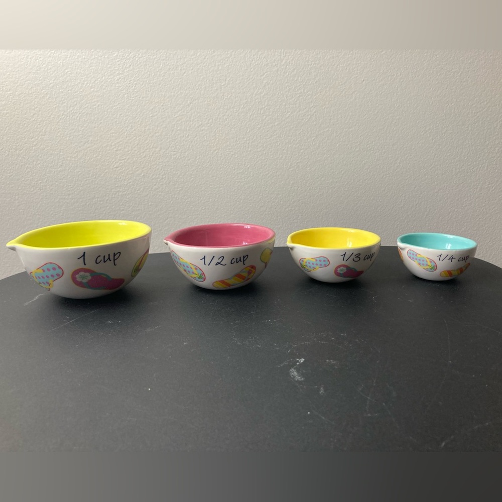 Nesting ceramic measuring bowls